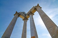 Vier Römische Säulen von unten nach oben fotografiert; Foto: Siegfried Poepperl - pixabay.demacht eine Gebärde, rechts daneben ist ein Handydisplay mit der App dargestellt